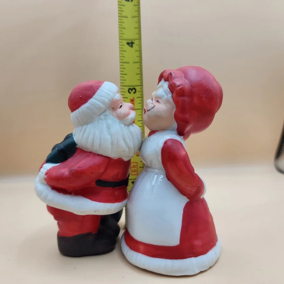 Kissing Santa and Mrs Claus Salt and Pepper Shakers - Picture 7 of 7